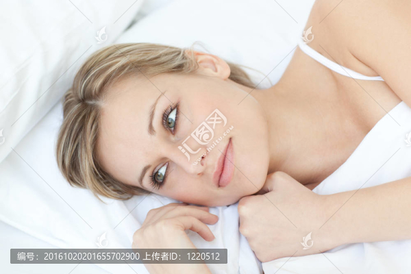 美麗放松的女人躺在床上