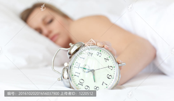 金發(fā)女人拿鬧鐘