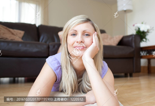 迷人的年輕女子躺在地板上