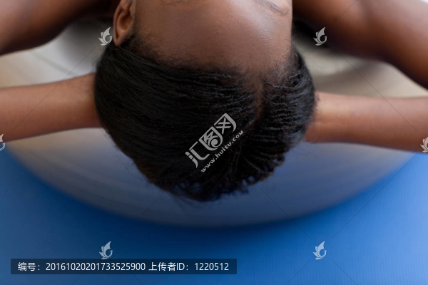 年輕女子與健身球