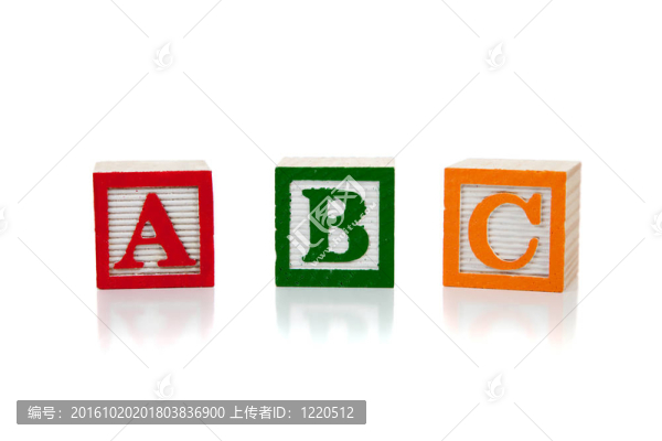 白色背景的彩色木制字母塊