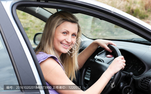 快樂女司機坐在車里