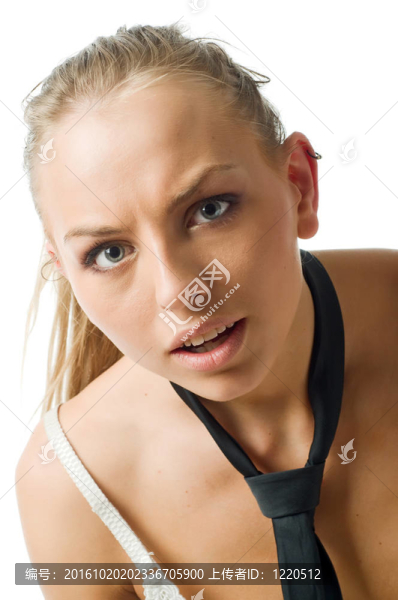 穿著白色背景的年輕苗條女人