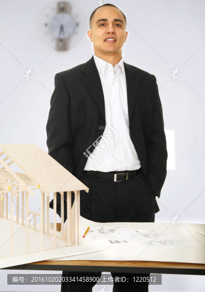 設(shè)計(jì)師展示他的作品2