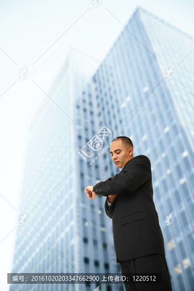在建筑物前看表
