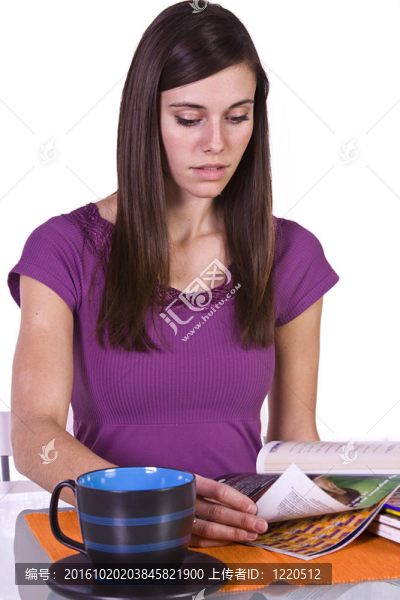 看雜志的美女