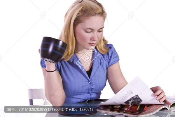 看雜志的美女