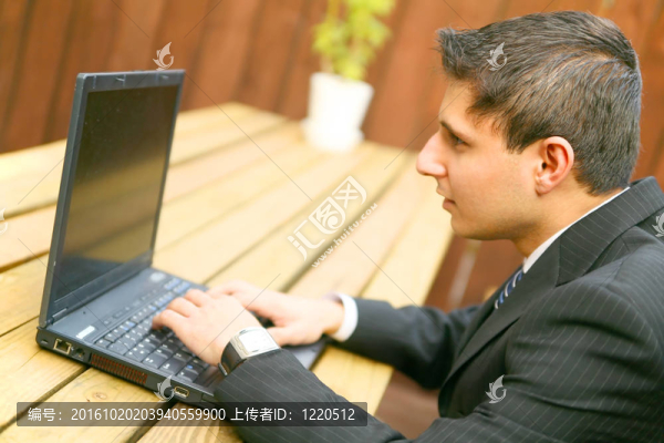 看著筆記本電腦迷茫