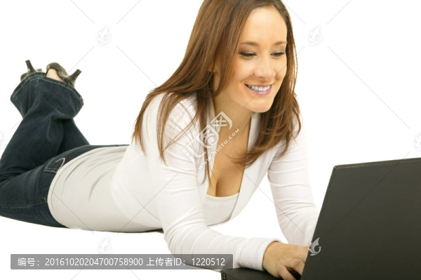微笑的白人女孩使用筆記本電腦