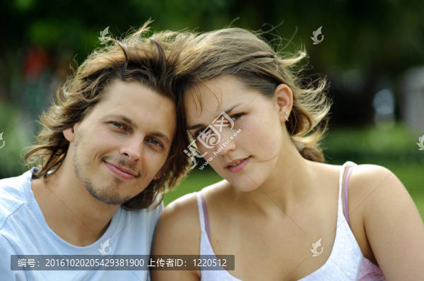 幸福的年輕夫婦