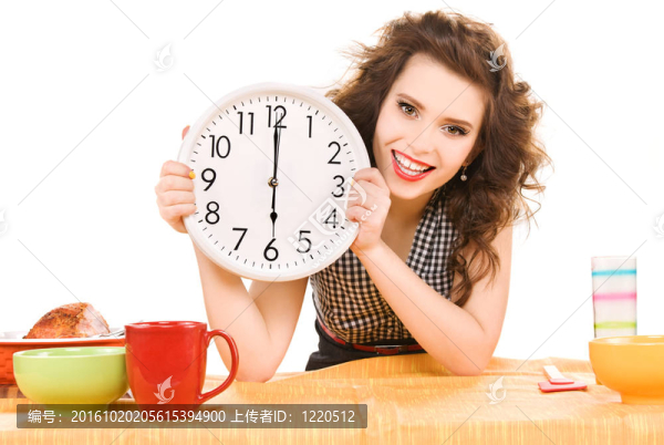 年輕漂亮的女人在廚房里