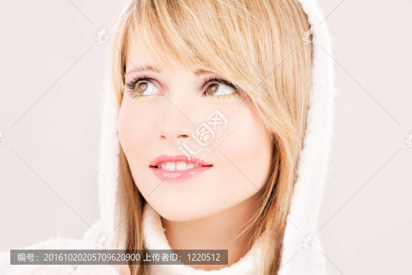 可愛的少女在連帽衫