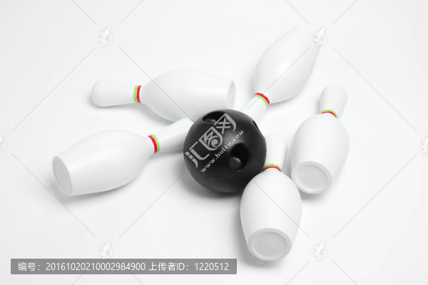 微型保齡球和別針