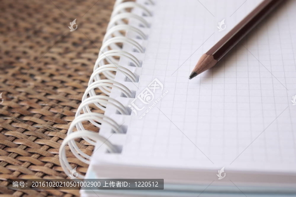 帶鉛筆的螺旋裝訂筆記本