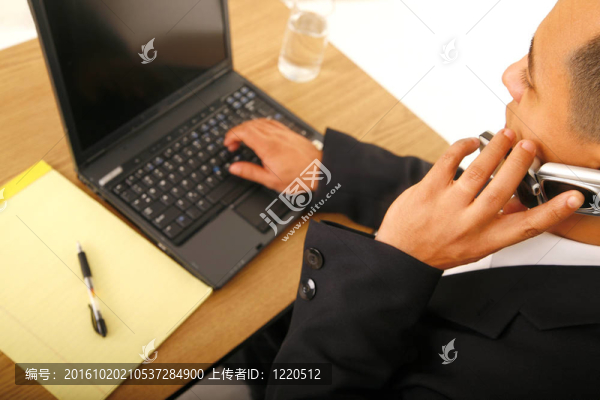 商務(wù)人士在電話和電腦