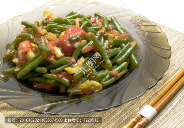 烤蔬菜在碗里。在白色背景上孤立。甜椒；青豆和西紅柿。