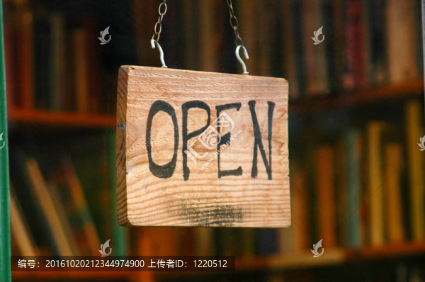 書店櫥窗中一個(gè)開放標(biāo)志的零售和購(gòu)物形象