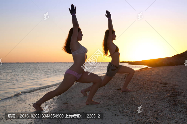 女孩做瑜伽反對日落