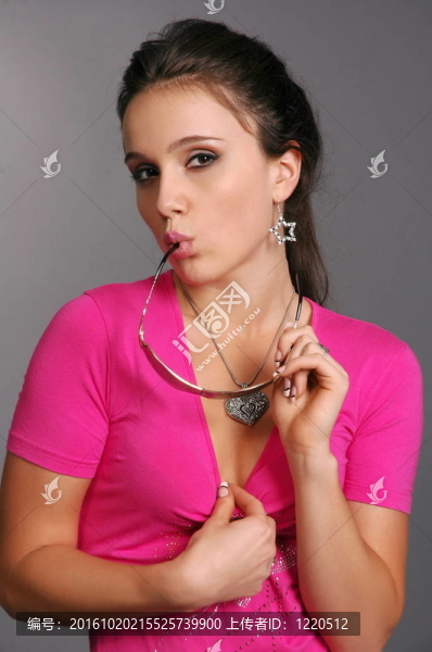 美麗的女孩在灰色背景