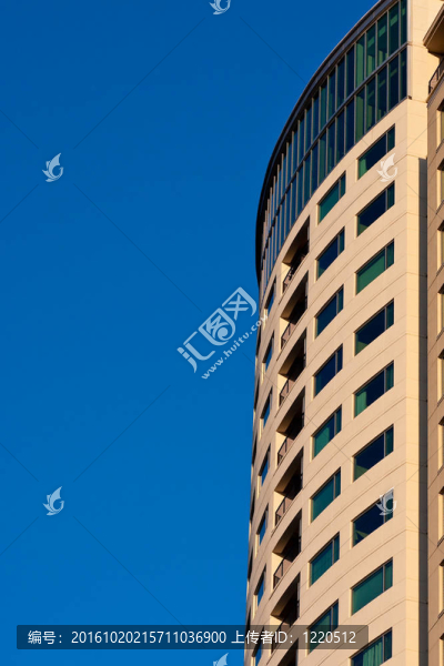 在晨光公寓大樓的窗戶