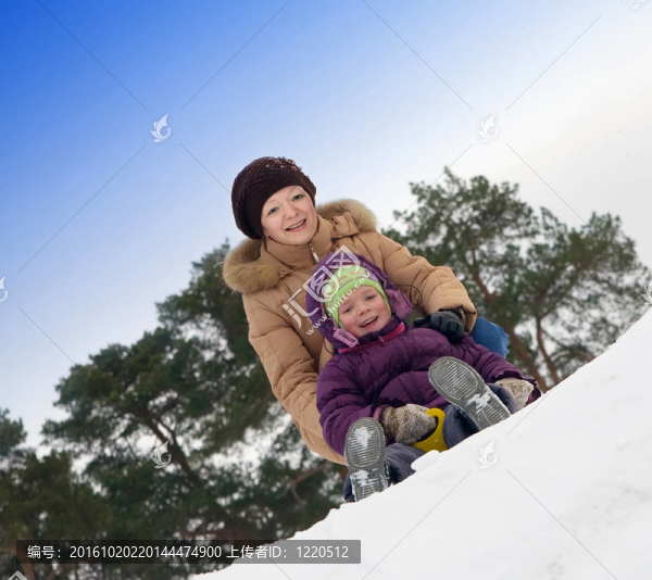 母親帶著小孩在雪地里滑