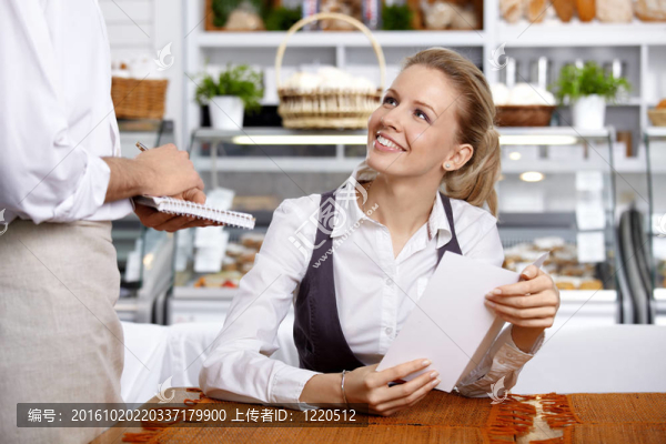 迷人的女孩在咖啡館