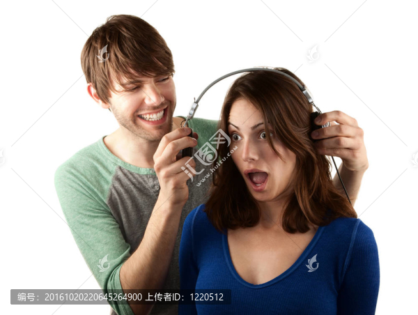 女人打斷人的耳機(jī)