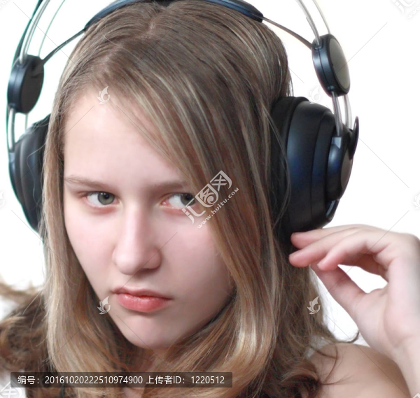 戴耳機的年輕女人