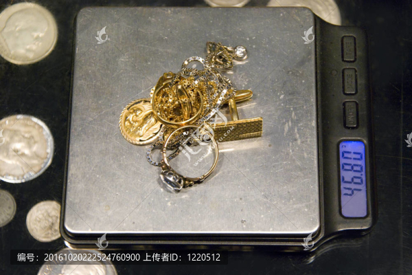 黃金首飾和秤