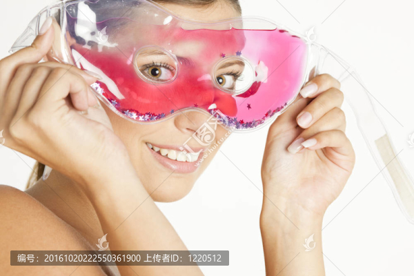 年輕女性用降溫面膜的肖像