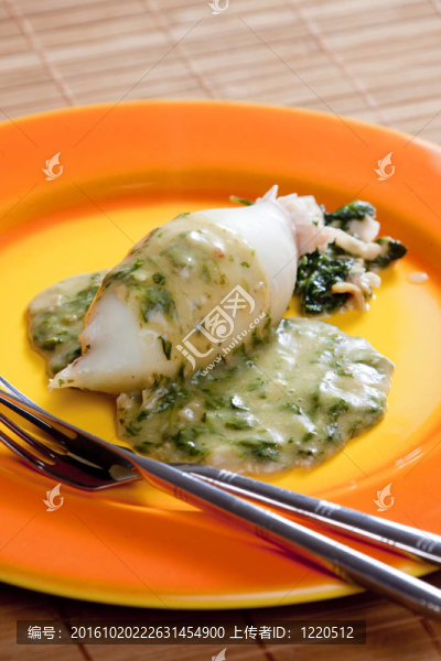 烏賊墨充滿了菠菜和火腿菠菜芝士醬