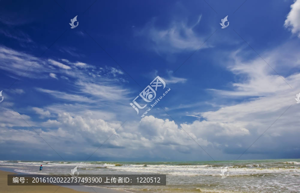美麗的云在寂寞的海灘
