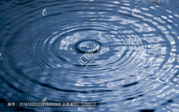 藍(lán)色水滴與飛濺接近。
