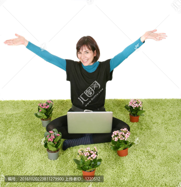 快樂的女人與筆記本電腦
