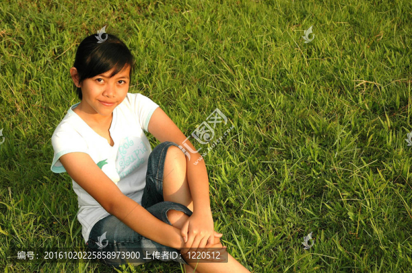 在新建的年輕女孩