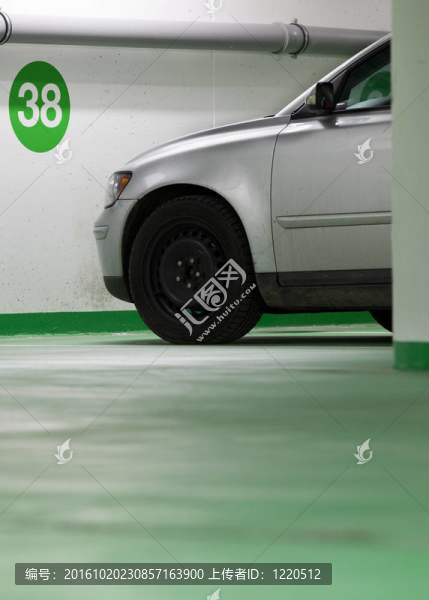 現(xiàn)代汽車停在地下停車場(chǎng)