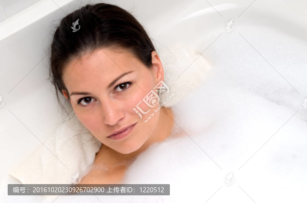 有吸引力的女性躺在浴缸里