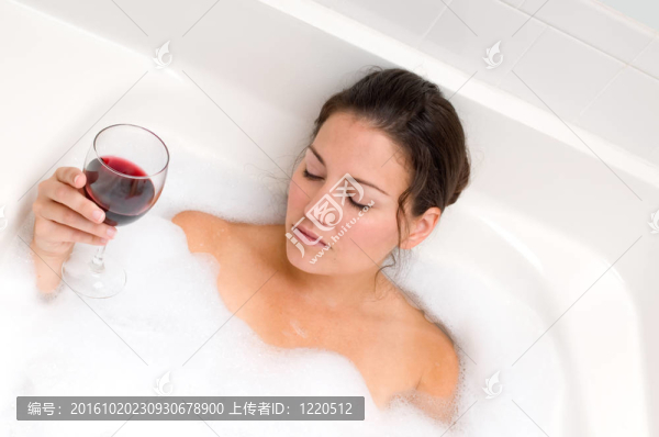 有吸引力的女性躺在浴缸里