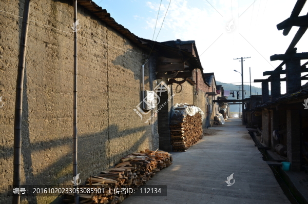 鄉(xiāng)村小路,土墻