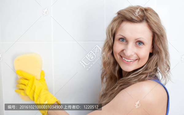 微笑女人清洗浴室