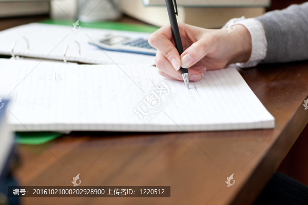 一個(gè)女學(xué)生正在做作業(yè)