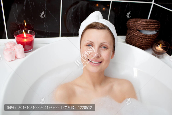 積極的女人在泡泡浴放松