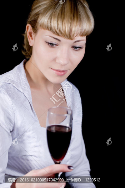 帶紅葡萄酒的金發(fā)女郎