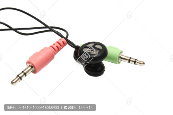 麥克風和耳機插頭和白色背景下的耳機