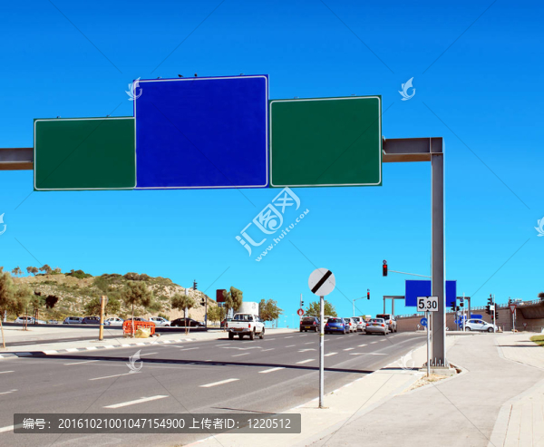 空白的路標(biāo)附近的公路