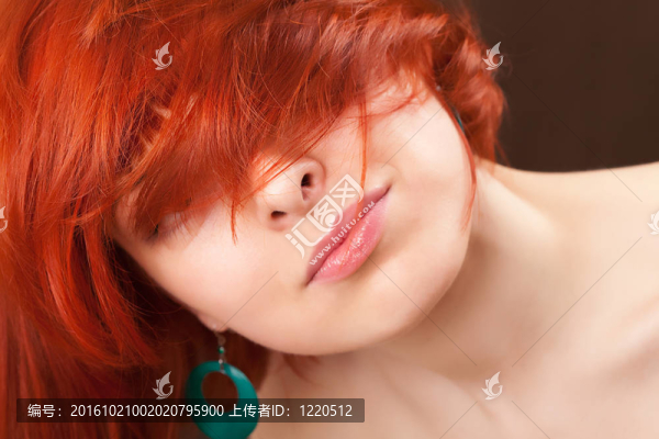 美麗出眾的紅頭發(fā)女人
