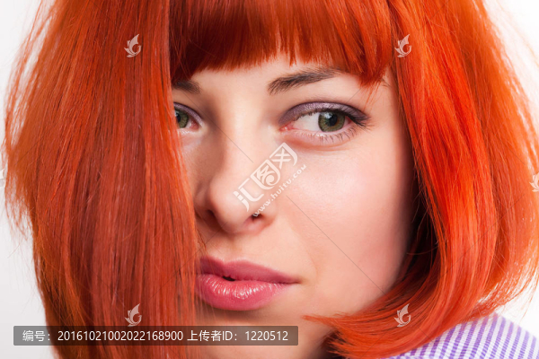 美麗出眾的紅頭發(fā)女人