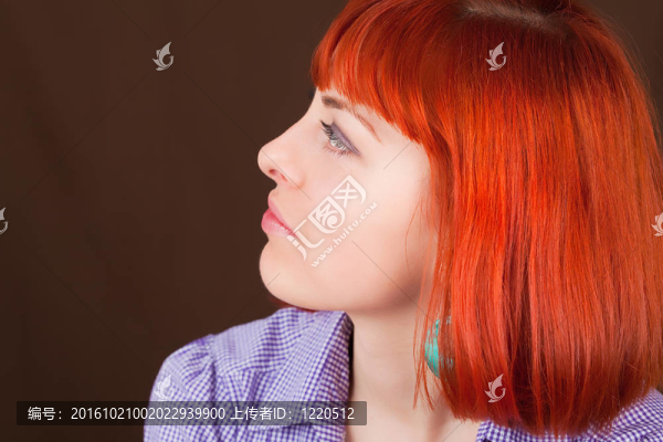 美麗出眾的紅頭發(fā)女人