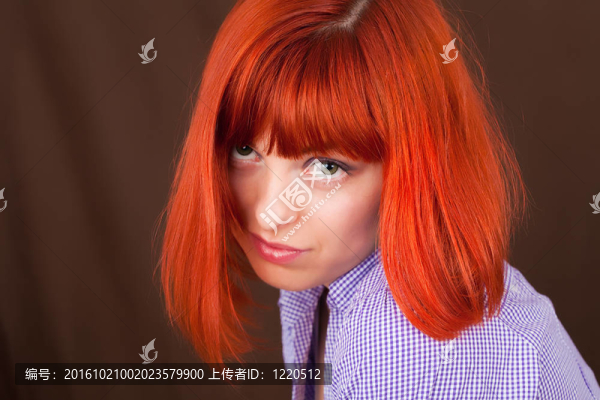 美麗出眾的紅頭發(fā)女人