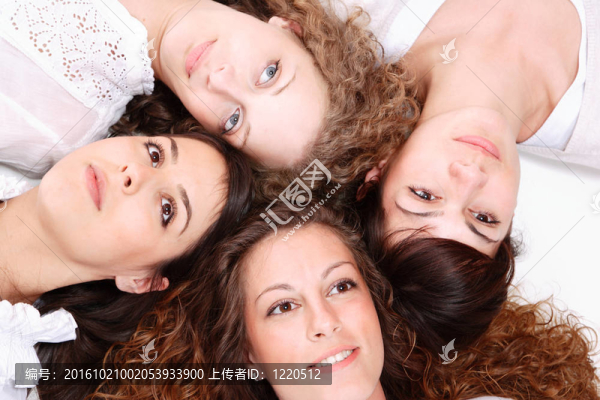 一群快樂漂亮的笑女孩